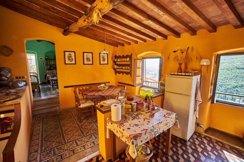 Sotto Il Castello Bed & Breakfast Trebiano ภายนอก รูปภาพ